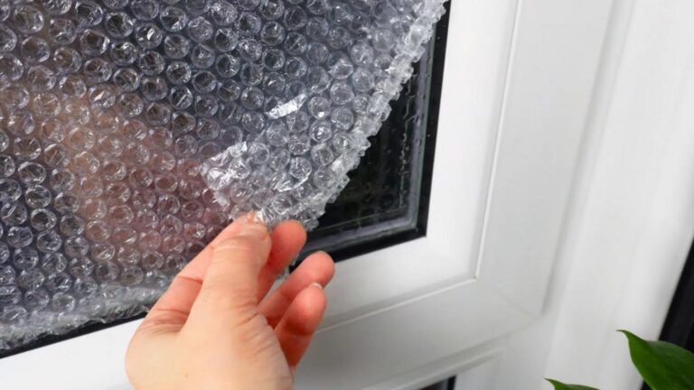 Cette astuce ingénieuse avec du papier bulle transformera votre maison en cocon chaud…