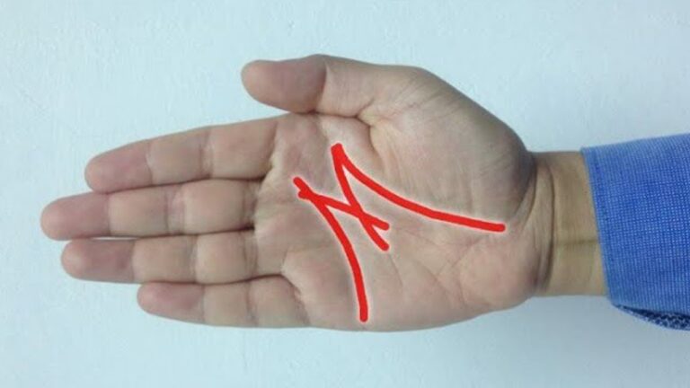 Découvrez la signification de M sur ta main : 5 secrets surprenants à connaître !
