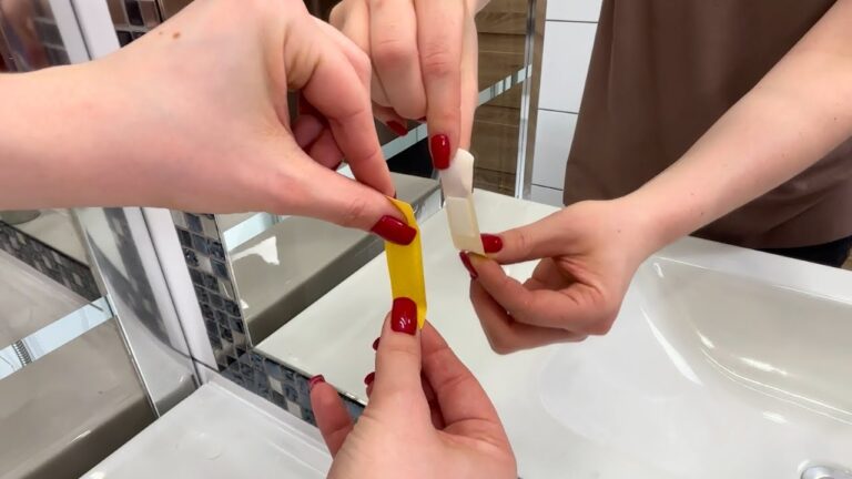 Collez un Band-Aid sur le miroir d&rsquo;hôtel : 3 astuces pour déceler les miroirs à deux sens !