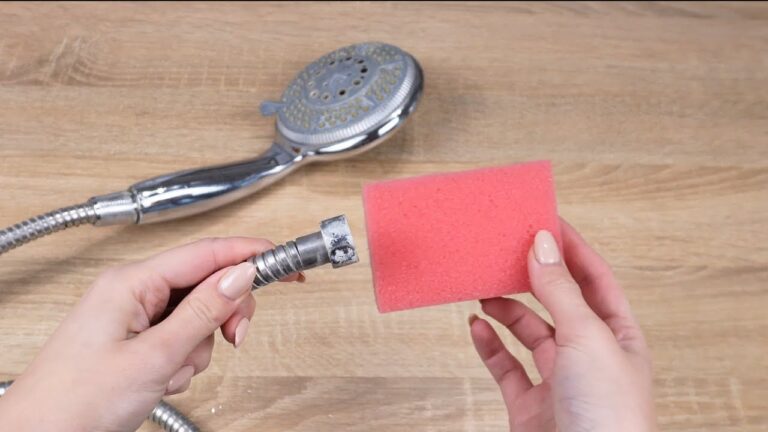 5 astuces avec une éponge pour éliminer le calcaire de votre douche efficacement