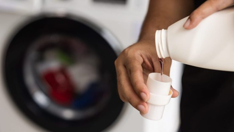 Que se passe-t-il si vous mettez trop de détergent dans votre machine à laver ?