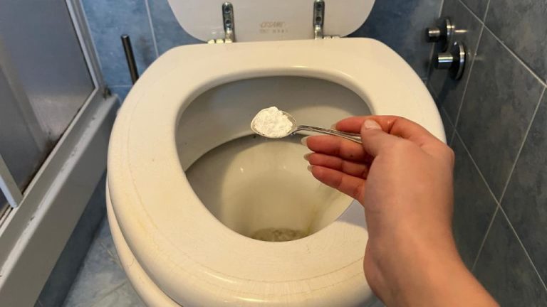 Blanchissez vos toilettes avec cet ingrédient à 2 centimes et obtenez un résultat époustouflant