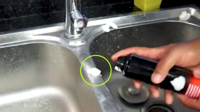 Ajoutez de la mousse à raser dans votre évier : l&rsquo;astuce des femmes au foyer
