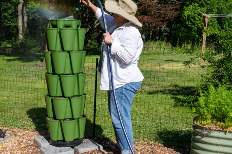 J&rsquo;ai acheté un jardinière verticale GreenStalk – Voici comment l&rsquo;installer !